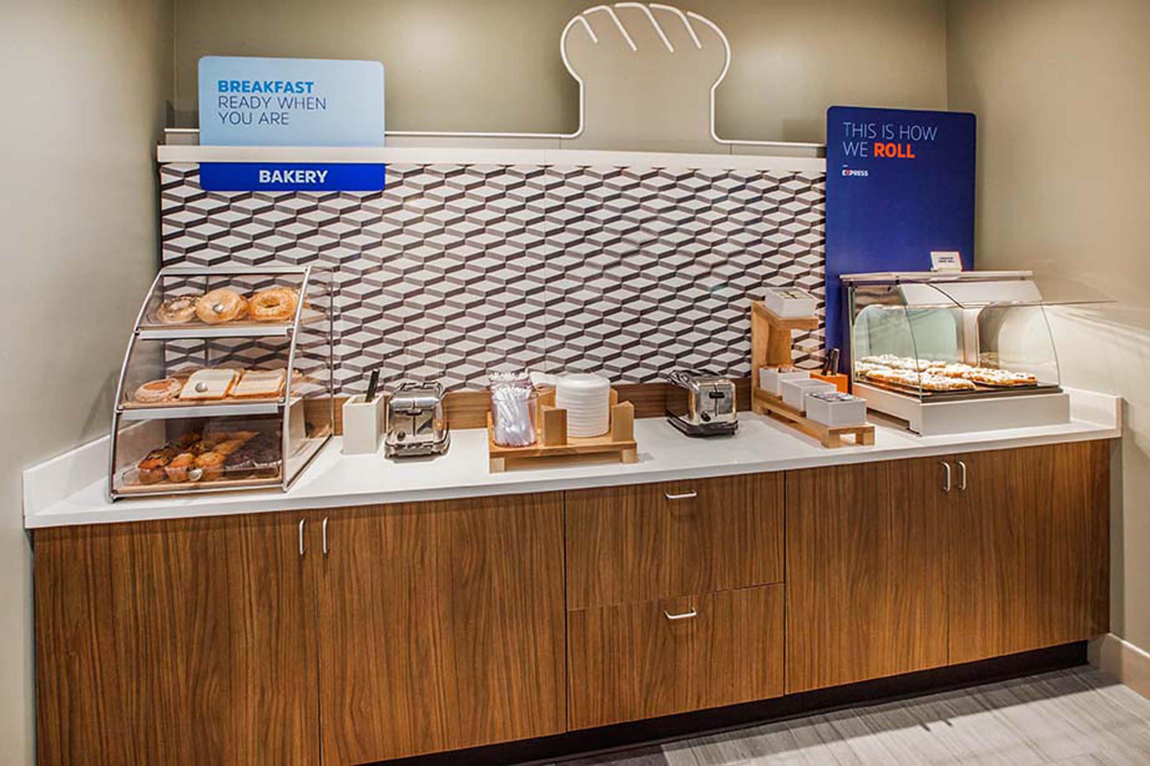 ホリデイ イン エクスプレス ホテル&スイーツ ミッドロージアン ターンパイク North Chesterfield エクステリア 写真